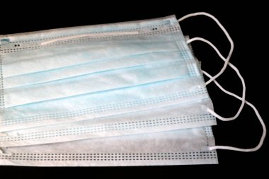 Solunum hastalığının siyah arka planında tıbbi maske. Hastalığa çare. Coronavirus. Tüm dünyada salgın var.