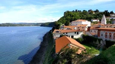 Slovenya 'nın turizm merkezi Piran' da güzel bir sokak manzarası. Deniz manzaralı