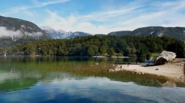 Slovenya 'daki Bohinj Gölü manzarası. Julian Alpleri 'nden Bohinj Vadisi. Yukarı Carniola Bölgesi ve Triglav Ulusal Parkı.