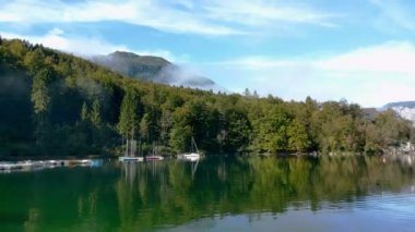 Slovenya 'daki Bohinj Gölü' nde Sonbahar Sezonu.