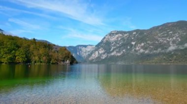 Slovenya 'daki Bohinj Gölü' nde Sonbahar Sezonu