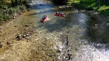 Slovenya ulusal parkındaki Bohinj Gölü 'nde rafting yapan insanlar Triglav