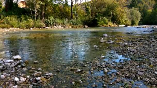 スロベニアの美しい小さな山の川でカヤック 秋の風景 — ストック動画