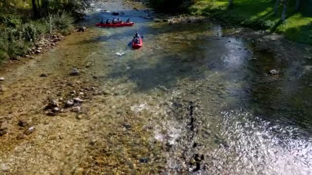 スロベニア国立公園のボヒンジ湖でラフティング人々 Trilav — ストック動画
