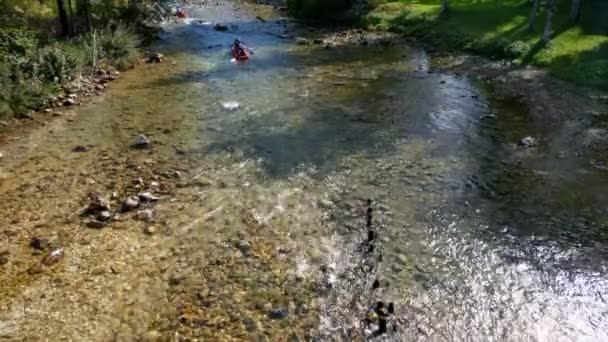 スロベニアのBohinj湖でカヤック — ストック動画