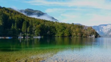 Slovenya 'daki Bohinj Gölü manzarası. Julian Alpleri 'nden Bohinj Vadisi. Yukarı Carniola Bölgesi ve Triglav Ulusal Parkı.