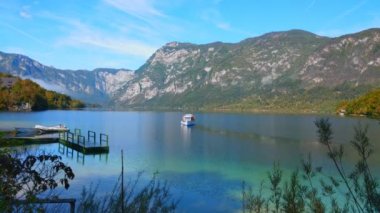 Slovenya, Avrupa 'daki Triglav Ulusal Parkı' ndaki Bohinj Gölü 'nde güzel sonbahar renkleri.