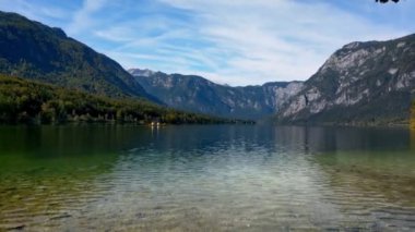 Slovenya 'daki Bohinj Gölü manzarası. Julian Alpleri 'nden Bohinj Vadisi. Yukarı Carniola Bölgesi ve Triglav Ulusal Parkı.