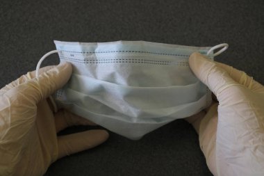 Tıbbi maske ve koruma eldivenleri. Tıbbi koruyucu sargı bezi. Coronavirüs