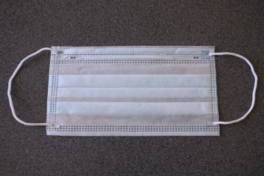 Koronavirüs salgını. Antiviral maske. Tıbbi solunum bandajı suratı. Coronavirus COVID karantinası. Tehlikeli Roman virüsünden korunma COVID-19