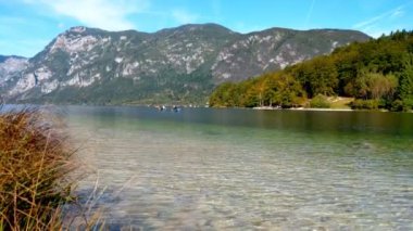 Slovenya 'daki Bohinj Gölü manzarası. Julian Alpleri 'nden Bohinj Vadisi. Yukarı Carniola Bölgesi ve Triglav Ulusal Parkı.