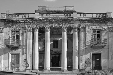 Eski harabe bina yaşamak için uygun değil, ev.