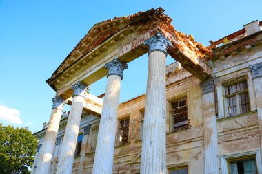 Eski bir şatonun sütunları, savaştan sonra izin.