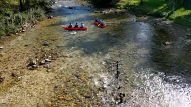 Slovenya 'daki Bohinj gölünde kayak yapmak.