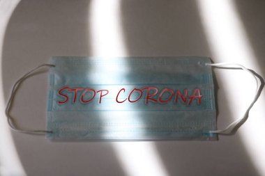 Cerrahi maskeli dramatik bir atmosfer. Küresel Salgın Alarmı