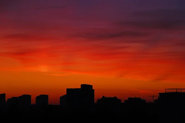 Leuchtend Orangefarbener Sonnenuntergang Über Der Stadt Abend Helle Lichter Von — Stockfoto