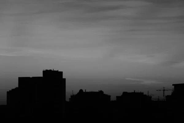 Puesta Sol Sobre Ciudad Siluetas Casas Foto Blanco Negro Enfoque —  Fotos de Stock