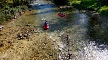 Slovenya 'daki Bohinj gölünde kayak yapmak.