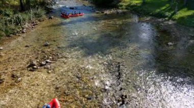 Slovenya 'daki Bohinj gölünde kayak yapmak.
