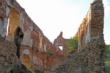 Eski bir kırmızı tuğla binanın yıkılmış duvarı.