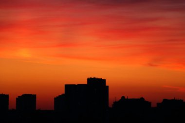 Şehir silüeti ve gün batımından sonra inşaat. Seçici odak