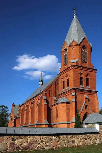 Alte Schöne Backsteinkirche Einem Sonnigen Tag — Stockfoto