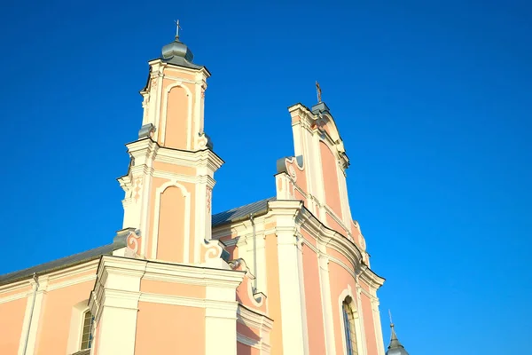 Bella Vecchia Chiesa Luminosa Uno Sfondo Cielo Blu — Foto Stock