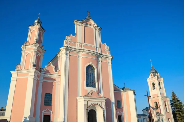 Bella Vecchia Chiesa Luminosa Uno Sfondo Cielo Blu — Foto Stock