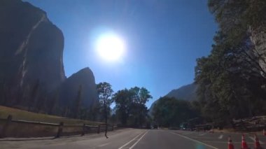 Yosemite Ulusal Parkı, Kaliforniya 'da otoyolda araba sürüyor..