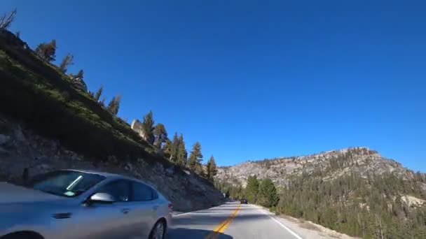 Straßenverkehr im kalifornischen Yosemite-Nationalpark. — Stockvideo