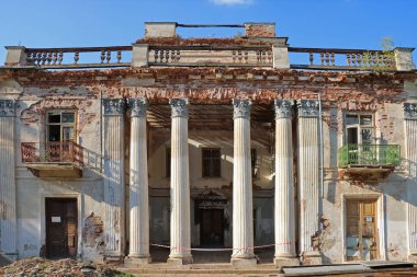 Eski bir şatonun sütunları, savaştan sonra izin.