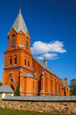Güneşli bir günde eski güzel kırmızı tuğla kilise