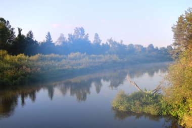 Sarmal bir nehrin kıyısında şafak vakti