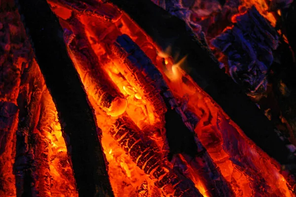 丸太の炎の中に閉じ込められた赤と黄色の炎 — ストック写真