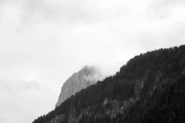 Hautes Montagnes Dans Les Dolomites Italie Ciel Brumeux — Photo