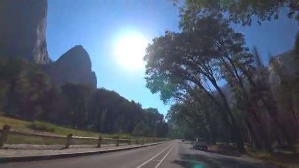 ロードトリップ 車で道路上 ヨセミテバレー ヨセミテ国立公園 カリフォルニア州 アメリカ — ストック動画