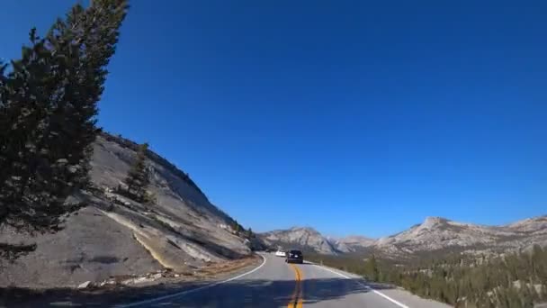 驾车进入美国加利福尼亚州约塞米蒂国家公园 — 图库视频影像
