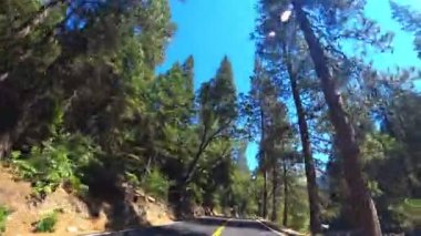 Yosemite Ulusal Parkı 'nda otoyolda giden bir aracın yan görüntüsü..