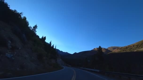 在395号公路上行驶 靠近美国加利福尼亚州的莫诺湖和李文宁 — 图库视频影像