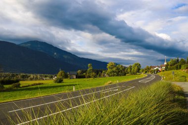 Güzel dağ manzaralı bir yol, Avusturya, gün batımı