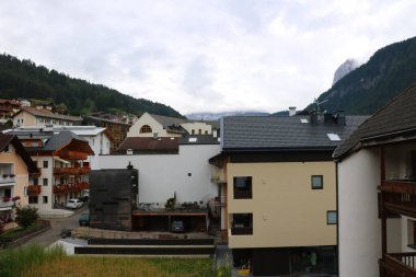 Karantina, koronavirüs ve seçici odaklanma süresince İtalya 'nın küçük köylerinde boş sokaklar