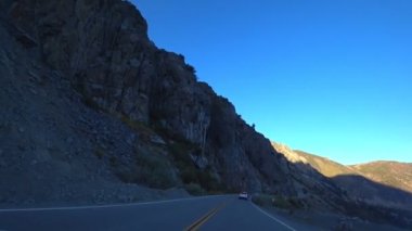 California, ABD 'de Mono Gölü ve Lee Vining yakınlarında 395 nolu yolda araba sürüyorum..