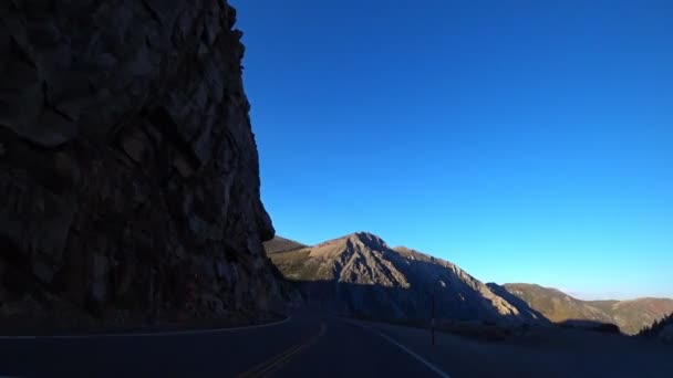 Conducir un coche en Californias hermosas carreteras planas sinuosas en la noche, EE.UU. . — Vídeo de stock