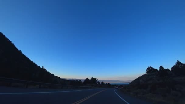 Autorijden op route 395, nabij mono lake en lee vining, in California, USA. — Stockvideo