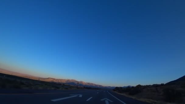 Autofahren auf Kaliforniens schönen kurvenreichen flachen Straßen am Abend, USA. — Stockvideo