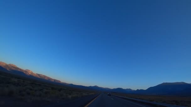 Auf der Straße durch die Wüste, Kalifornien, USA. — Stockvideo