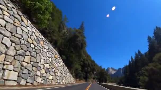 Autorijden in Yosemite Valley. Californië Verenigde Staten. — Stockvideo