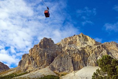 Alpe 'deki dağın tepesine giden kablo araba. İtalyan Dolomitleri 'nde yaz manzarası. İtalya. Avrupa