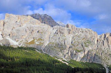 Güzel yaz manzarası, muhteşem dağ geçidi ve yüksek dağlar, Dolomitler, İtalya, Avrupa