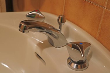 Krom banyo musluğu. Banyo musluğu. Eski musluk. Banyo içi. Odaklanamıyorum